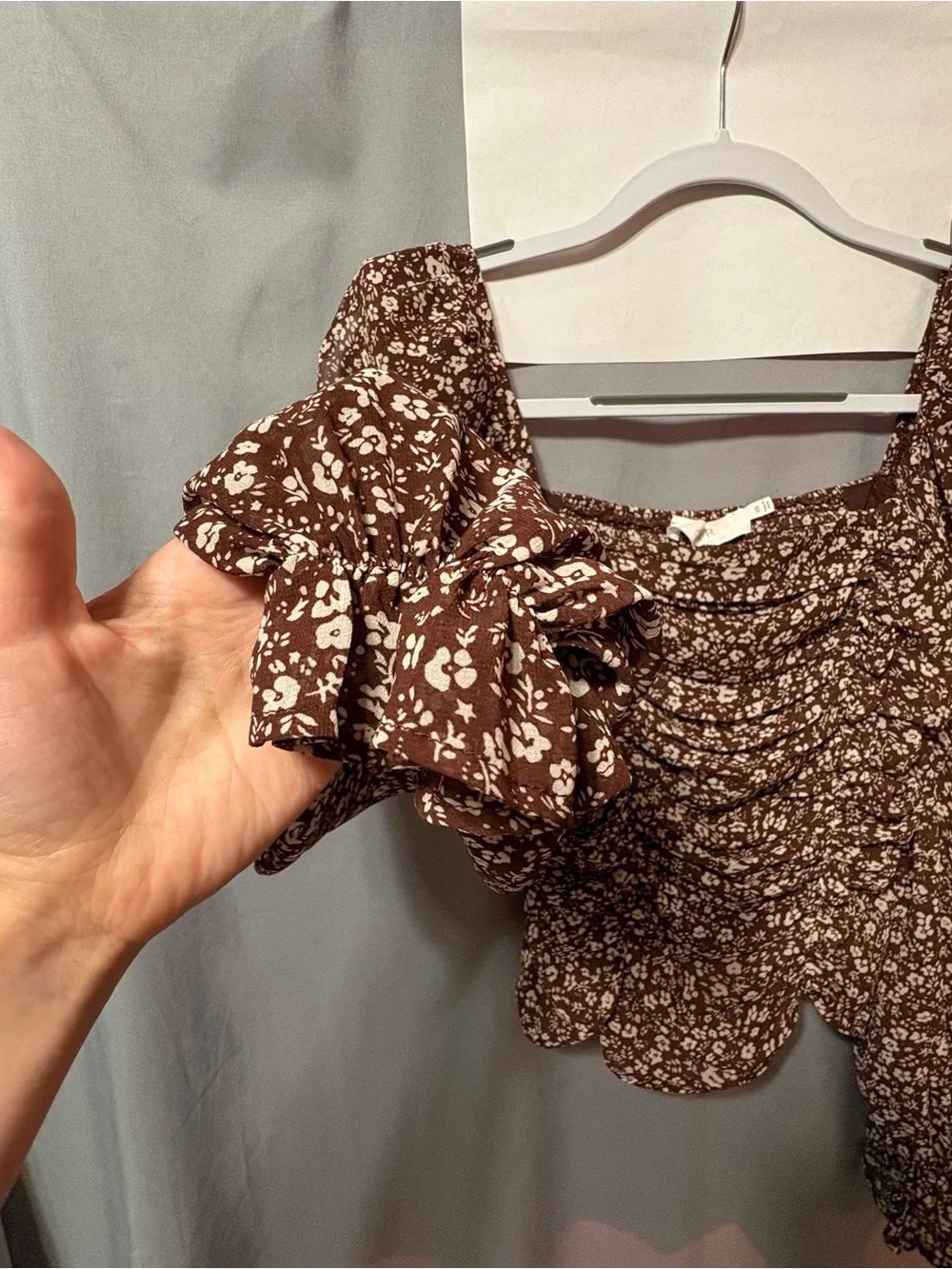 ASTR Tonina Ditsy Ivory Brown Floral Ruched Square-Neck Puff Sleeve Top